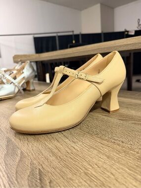 NEVER WORN- LaDuca Roxie 2.5" Hard Sole Character - size 9.5